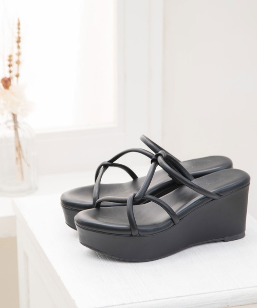 Newlyme（ニューリーミー）の「厚底ラインストラップサンダル（サンダル・レディース・ホワイト/ブラック/グレー/ブラック×ベージュ・22cm/22.5cm/23cm/23.5cm/24cm/24.5cm/25cm/26cm/25.5cm）」の7枚目の写真