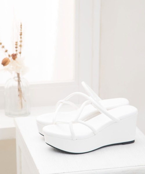 Newlyme（ニューリーミー）の「厚底ラインストラップサンダル（サンダル・レディース・ホワイト/ブラック/グレー/ブラック×ベージュ・22cm/22.5cm/23cm/23.5cm/24cm/24.5cm/25cm/26cm/25.5cm）」の10枚目の写真