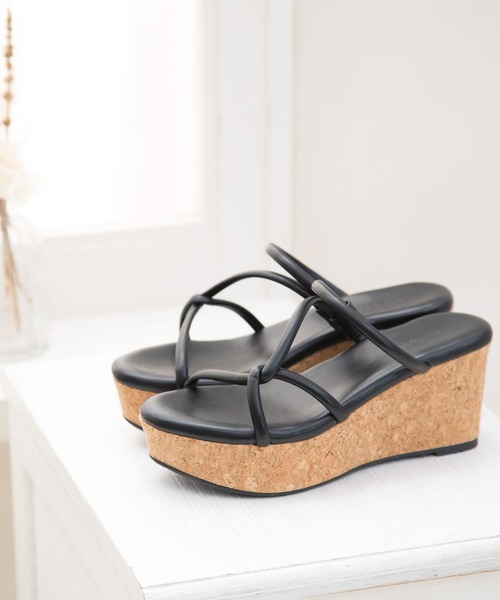 Newlyme（ニューリーミー）の「厚底ラインストラップサンダル（サンダル・レディース・ホワイト/ブラック/グレー/ブラック×ベージュ・22cm/22.5cm/23cm/23.5cm/24cm/24.5cm/25cm/26cm/25.5cm）」の12枚目の写真