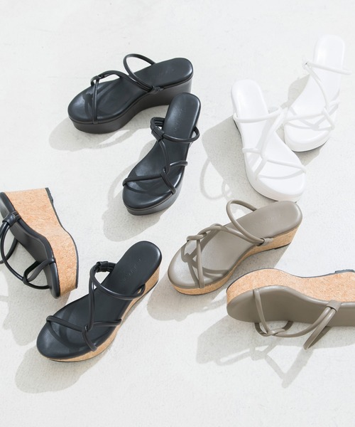 Newlyme（ニューリーミー）の「厚底ラインストラップサンダル（サンダル・レディース・ホワイト/ブラック/グレー/ブラック×ベージュ・22cm/22.5cm/23cm/23.5cm/24cm/24.5cm/25cm/26cm/25.5cm）」の14枚目の写真