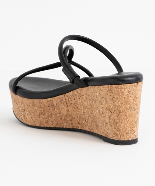 Newlyme（ニューリーミー）の「厚底ラインストラップサンダル（サンダル・レディース・ホワイト/ブラック/グレー/ブラック×ベージュ・22cm/22.5cm/23cm/23.5cm/24cm/24.5cm/25cm/26cm/25.5cm）」の16枚目の写真