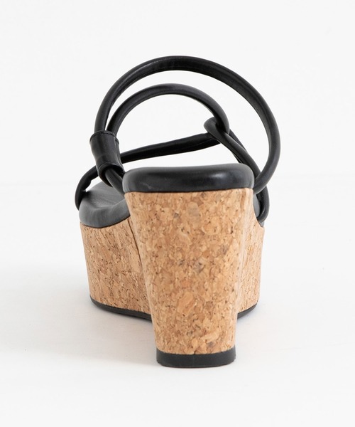 Newlyme（ニューリーミー）の「厚底ラインストラップサンダル（サンダル・レディース・ホワイト/ブラック/グレー/ブラック×ベージュ・22cm/22.5cm/23cm/23.5cm/24cm/24.5cm/25cm/26cm/25.5cm）」の17枚目の写真