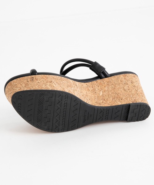 Newlyme（ニューリーミー）の「厚底ラインストラップサンダル（サンダル・レディース・ホワイト/ブラック/グレー/ブラック×ベージュ・22cm/22.5cm/23cm/23.5cm/24cm/24.5cm/25cm/26cm/25.5cm）」の19枚目の写真