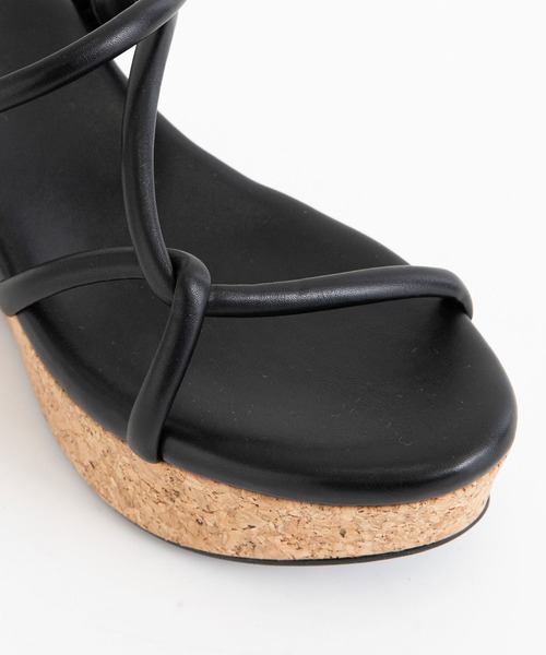 Newlyme（ニューリーミー）の「厚底ラインストラップサンダル（サンダル・レディース・ホワイト/ブラック/グレー/ブラック×ベージュ・22cm/22.5cm/23cm/23.5cm/24cm/24.5cm/25cm/26cm/25.5cm）」の20枚目の写真