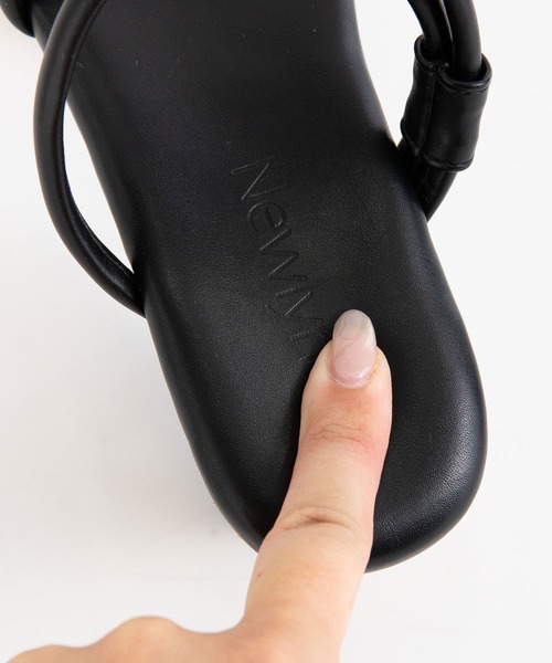 Newlyme（ニューリーミー）の「厚底ラインストラップサンダル（サンダル・レディース・ホワイト/ブラック/グレー/ブラック×ベージュ・22cm/22.5cm/23cm/23.5cm/24cm/24.5cm/25cm/26cm/25.5cm）」の21枚目の写真