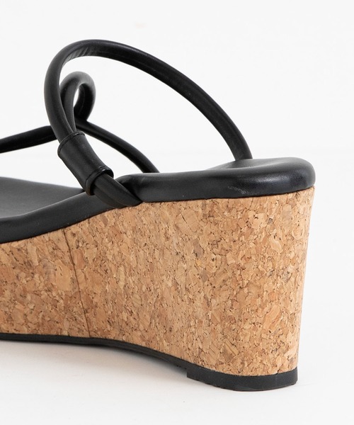 Newlyme（ニューリーミー）の「厚底ラインストラップサンダル（サンダル・レディース・ホワイト/ブラック/グレー/ブラック×ベージュ・22cm/22.5cm/23cm/23.5cm/24cm/24.5cm/25cm/26cm/25.5cm）」の22枚目の写真