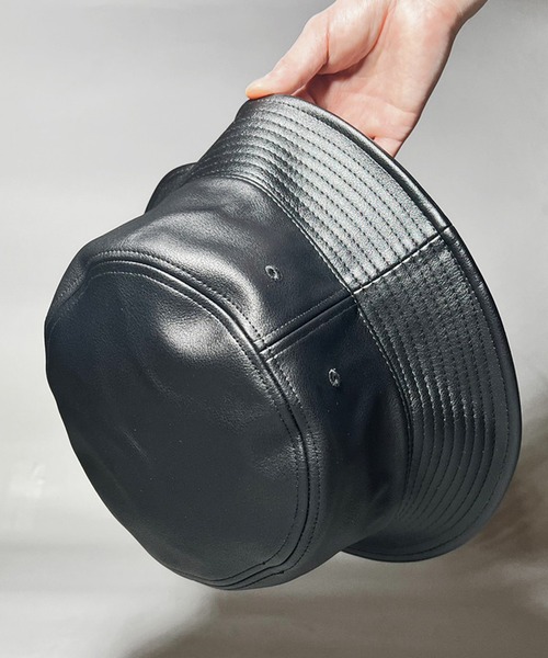 NO ID.（ノーアイディ）の「【NO ID.】Synthetic Leather Bucket Hat / シンセティック レザー バケット ハット（ハット・メンズ・アイボリー/ブラック・ONE SIZE）」の2枚目の写真