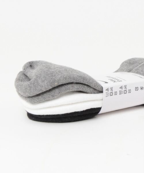 NIKE（ナイキ）の「【NIKE/ナイキ】ワンポイントブランドロゴ　クォーター丈ソックス　靴下　アソートカラー　3足組（ソックス/靴下・メンズ・グレー・FREE）」の4枚目の写真