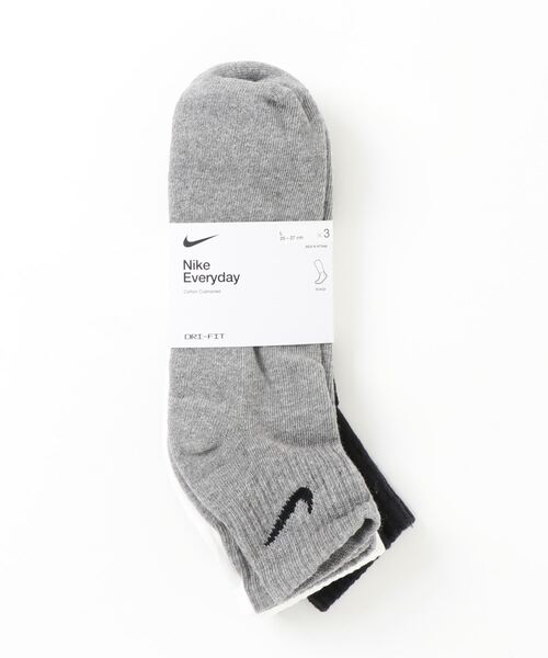 NIKE（ナイキ）の「【NIKE/ナイキ】ワンポイントブランドロゴ　クォーター丈ソックス　靴下　アソートカラー　3足組（ソックス/靴下・メンズ・グレー・FREE）」の2枚目の写真