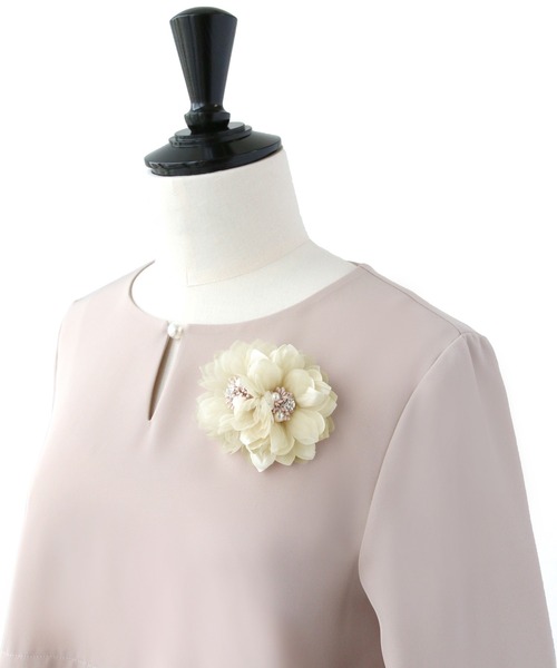 RUIRUE BOUTIQUE（ルイルエブティック）の「ダブルフラワーパールコサージュ（ブローチ/コサージュ・レディース・ベージュ/ネイビー/ピンク/ラベンダー/アイボリー・FREE）」の2枚目の写真