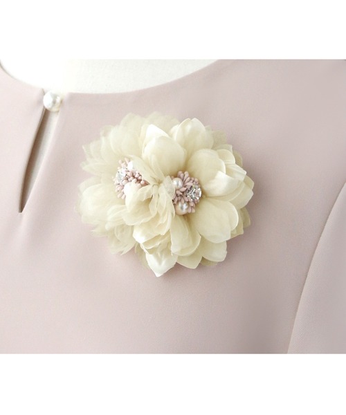 RUIRUE BOUTIQUE（ルイルエブティック）の「ダブルフラワーパールコサージュ（ブローチ/コサージュ・レディース・ベージュ/ネイビー/ピンク/ラベンダー/アイボリー・FREE）」の7枚目の写真