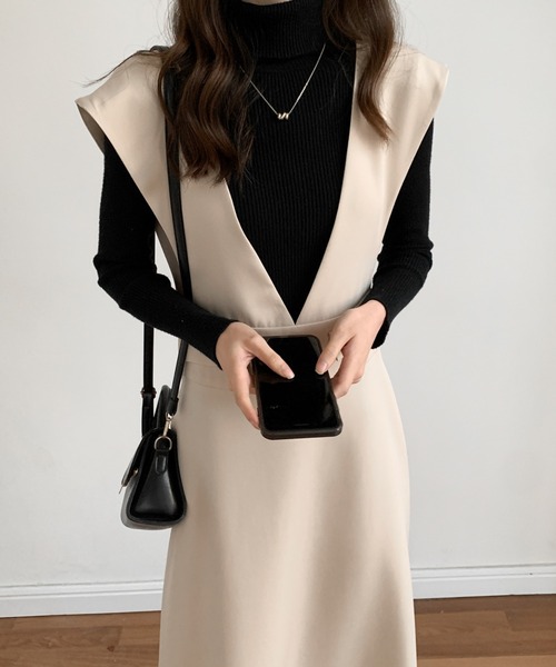 ECLIN（エクラン）の「Vネックフレアロングジャンパースカート（ジャンパースカート・レディース・ホワイト/ブラック/ベージュ・S/M）」の3枚目の写真