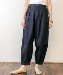 atONE タック入りアラジンデニムパンツ