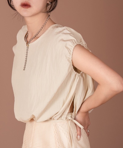 Amiur(エミレ)の「squeeze sleeve less blouse(シャツ/ブラウス・レディース・ベージュ/ネイビー・FREE)」の2枚目の写真