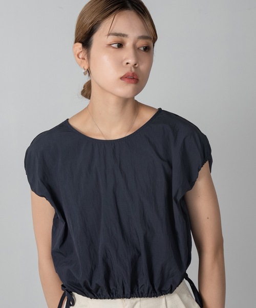 Amiur(エミレ)の「squeeze sleeve less blouse(シャツ/ブラウス・レディース・ベージュ/ネイビー・FREE)」の1枚目の写真