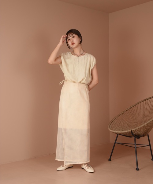 Amiur(エミレ)の「squeeze sleeve less blouse(シャツ/ブラウス・レディース・ベージュ/ネイビー・FREE)」の4枚目の写真