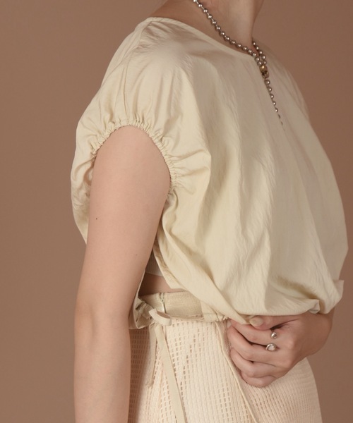 Amiur(エミレ)の「squeeze sleeve less blouse(シャツ/ブラウス・レディース・ベージュ/ネイビー・FREE)」の12枚目の写真