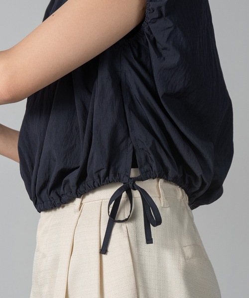 Amiur(エミレ)の「squeeze sleeve less blouse(シャツ/ブラウス・レディース・ベージュ/ネイビー・FREE)」の10枚目の写真