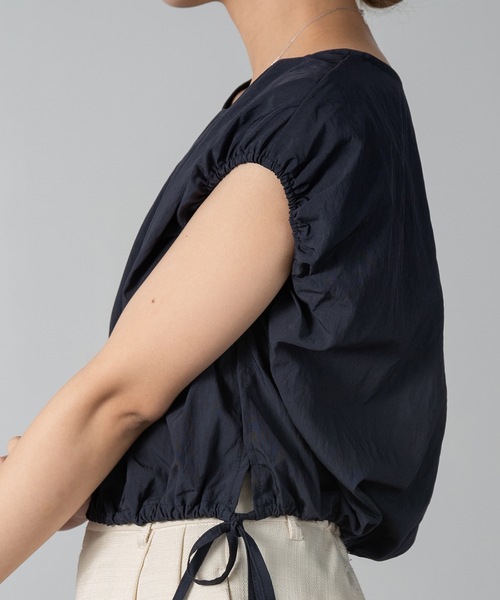 Amiur(エミレ)の「squeeze sleeve less blouse(シャツ/ブラウス・レディース・ベージュ/ネイビー・FREE)」の9枚目の写真