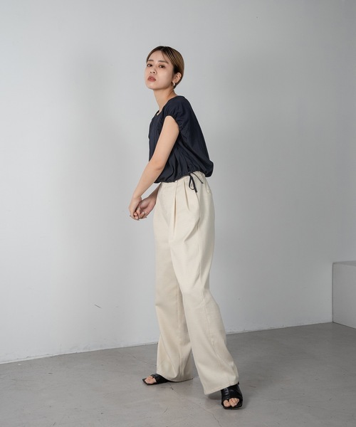 Amiur(エミレ)の「squeeze sleeve less blouse(シャツ/ブラウス・レディース・ベージュ/ネイビー・FREE)」の8枚目の写真