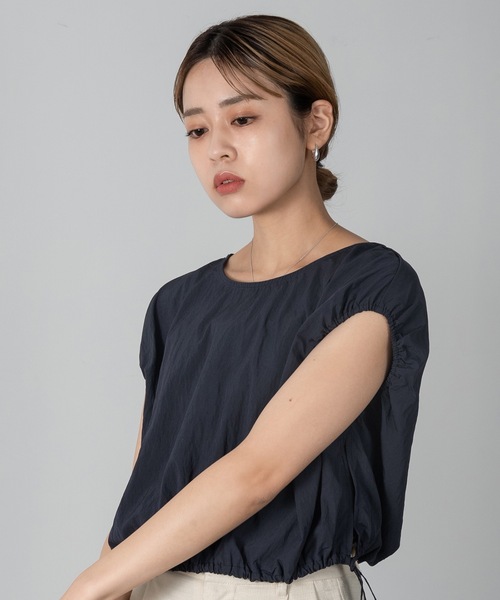 Amiur(エミレ)の「squeeze sleeve less blouse(シャツ/ブラウス・レディース・ベージュ/ネイビー・FREE)」の7枚目の写真
