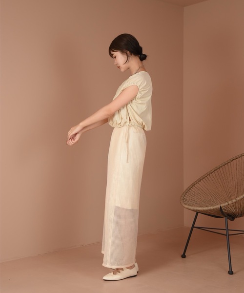 Amiur(エミレ)の「squeeze sleeve less blouse(シャツ/ブラウス・レディース・ベージュ/ネイビー・FREE)」の6枚目の写真