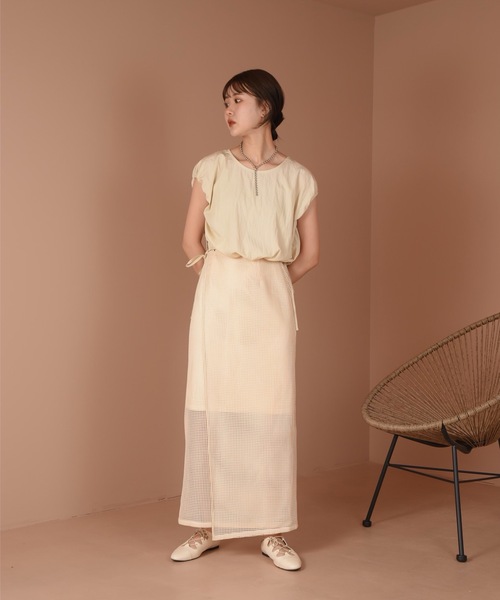 Amiur(エミレ)の「squeeze sleeve less blouse(シャツ/ブラウス・レディース・ベージュ/ネイビー・FREE)」の14枚目の写真