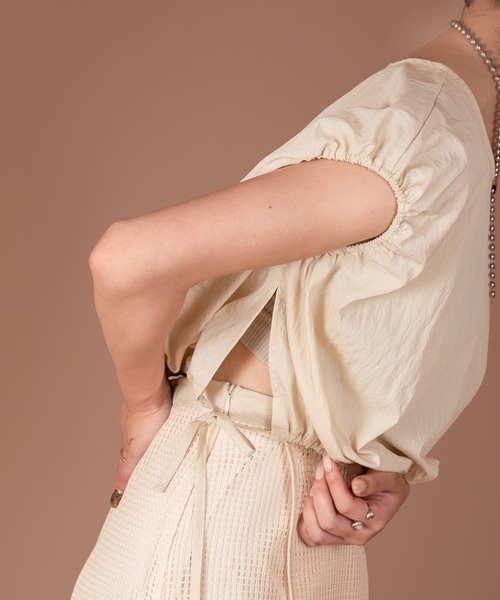 Amiur(エミレ)の「squeeze sleeve less blouse(シャツ/ブラウス・レディース・ベージュ/ネイビー・FREE)」の16枚目の写真