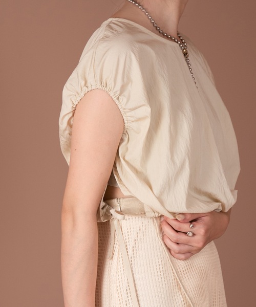 Amiur(エミレ)の「squeeze sleeve less blouse(シャツ/ブラウス・レディース・ベージュ/ネイビー・FREE)」の15枚目の写真