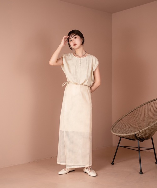 Amiur(エミレ)の「squeeze sleeve less blouse(シャツ/ブラウス・レディース・ベージュ/ネイビー・FREE)」の21枚目の写真