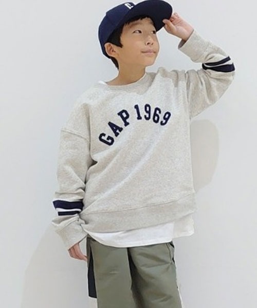 GAP（ギャップ）の「フレンチテリー Gapロゴスウェットシャツ (キッズ)（スウェット・キッズ・ネイビー/ライトグレー・L/XL/XXL/M/XS/S）」の2枚目の写真