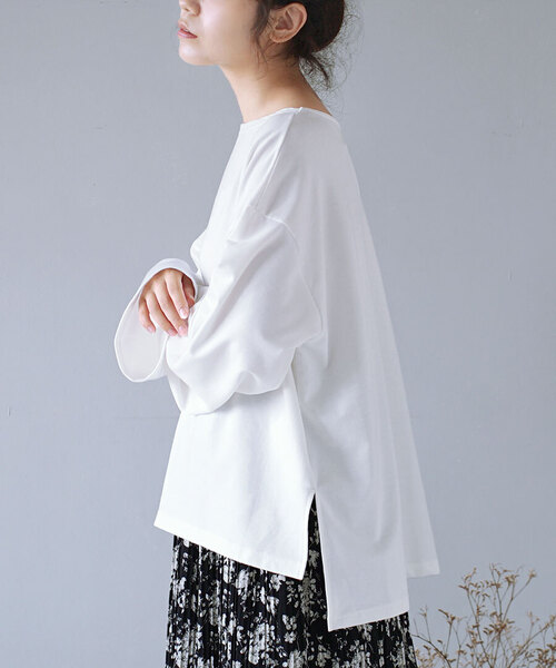 zootie(ズーティー)の「【見た目はON、着心地はOFF。】こなれリラックス 長袖スリットヘムプルオーバー(Tシャツ/カットソー・レディース・ブラウン/オフホワイト/ブルー/ブラック×ホワイト/ブラック/グレイッシュベージュ/ダークブラウン/ネイビー/オレンジ・M)」の2枚目の写真