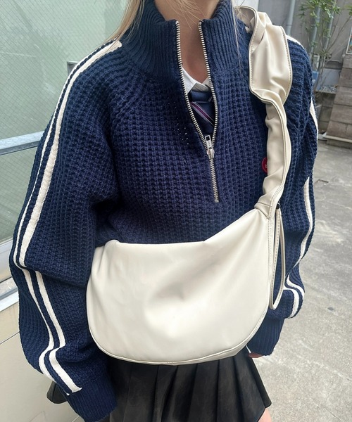 WHO'S WHO gallery(フーズフーギャラリー)の「ギャザーショルダーBAG(ショルダーバッグ・レディース・シルバー/アイボリー/ブラック/イエロー・FREE)」の2枚目の写真