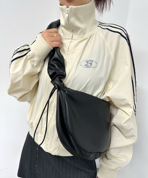 WHO'S WHO gallery(フーズフーギャラリー)の「ギャザーショルダーBAG(ショルダーバッグ・レディース・シルバー/アイボリー/ブラック/イエロー・FREE)」の3枚目の写真