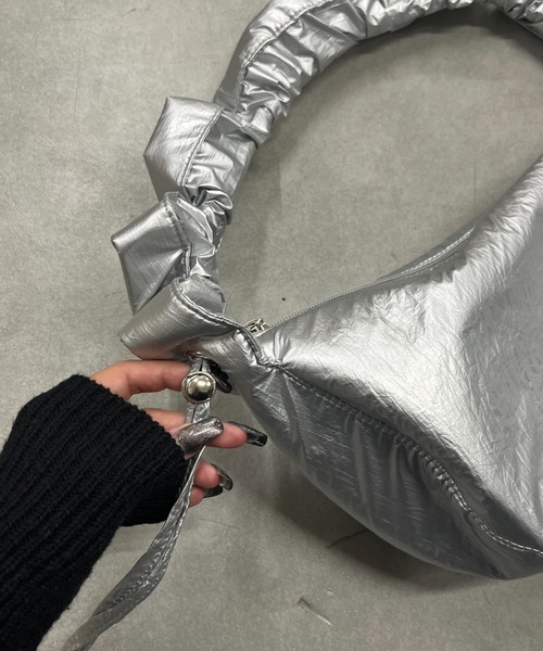 WHO'S WHO gallery(フーズフーギャラリー)の「ギャザーショルダーBAG(ショルダーバッグ・レディース・シルバー/アイボリー/ブラック/イエロー・FREE)」の6枚目の写真