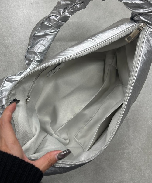 WHO'S WHO gallery(フーズフーギャラリー)の「ギャザーショルダーBAG(ショルダーバッグ・レディース・シルバー/アイボリー/ブラック/イエロー・FREE)」の7枚目の写真