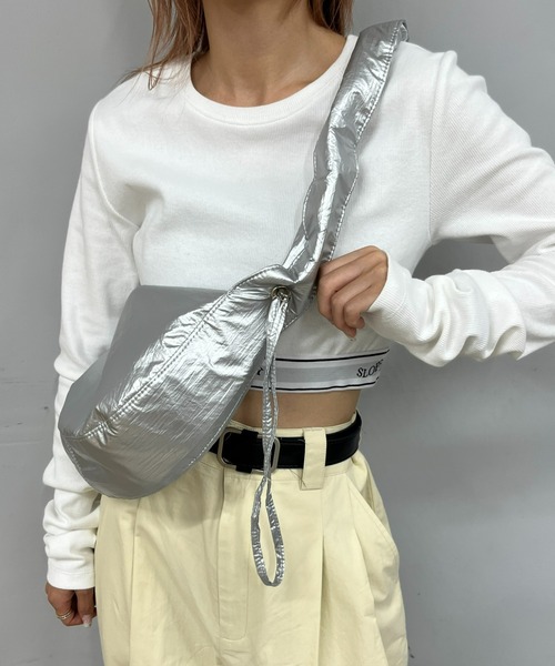 WHO'S WHO gallery(フーズフーギャラリー)の「ギャザーショルダーBAG(ショルダーバッグ・レディース・シルバー/アイボリー/ブラック/イエロー・FREE)」の9枚目の写真