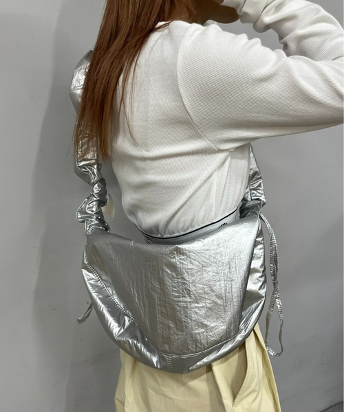 WHO'S WHO gallery(フーズフーギャラリー)の「ギャザーショルダーBAG(ショルダーバッグ・レディース・シルバー/アイボリー/ブラック/イエロー・FREE)」の11枚目の写真