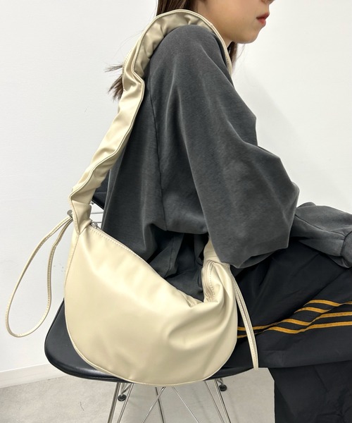 WHO'S WHO gallery(フーズフーギャラリー)の「ギャザーショルダーBAG(ショルダーバッグ・レディース・シルバー/アイボリー/ブラック/イエロー・FREE)」の18枚目の写真