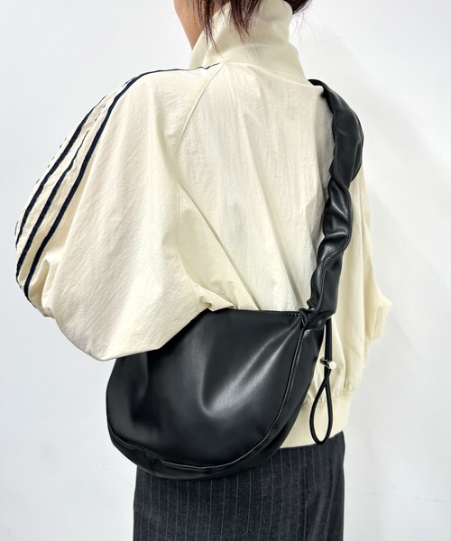 WHO'S WHO gallery(フーズフーギャラリー)の「ギャザーショルダーBAG(ショルダーバッグ・レディース・シルバー/アイボリー/ブラック/イエロー・FREE)」の20枚目の写真