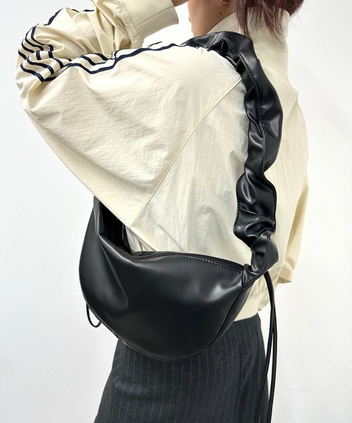 WHO'S WHO gallery(フーズフーギャラリー)の「ギャザーショルダーBAG(ショルダーバッグ・レディース・シルバー/アイボリー/ブラック/イエロー・FREE)」の19枚目の写真