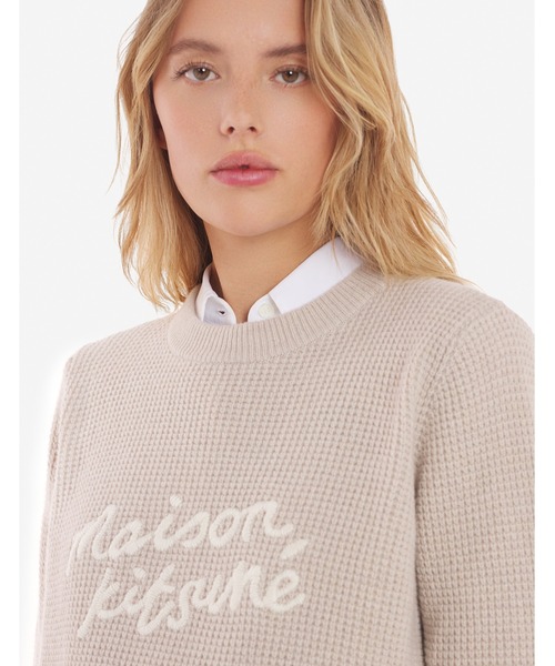 Maison Kitsune（メゾンキツネ）の「MAISON KITSUNE HANDWRITING COMFORT JUMPER（ニット/セーター・レディース・ライトグレー/ピンク/ライトベージュ/ボルドー・S/XS/M/L/XL）」の17枚目の写真