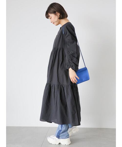 ehka sopo(エヘカソポ)の「袖ギャザーティアードワンピース(ワンピース・レディース・オフホワイト/ブラック/ブルー・F)」の2枚目の写真