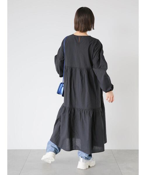 ehka sopo(エヘカソポ)の「袖ギャザーティアードワンピース(ワンピース・レディース・オフホワイト/ブラック/ブルー・F)」の5枚目の写真