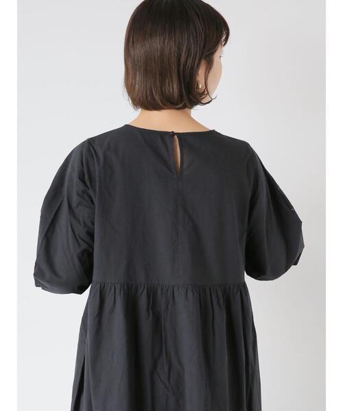 ehka sopo(エヘカソポ)の「袖ギャザーティアードワンピース(ワンピース・レディース・オフホワイト/ブラック/ブルー・F)」の7枚目の写真