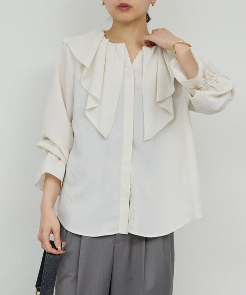 GALLARDAGALANTE（ガリャルダガランテ）の「ラッフルカラーブラウス（シャツ/ブラウス・レディース・オフホワイト/グレイッシュベージュ/ライトベージュ・FREE）」の4枚目の写真