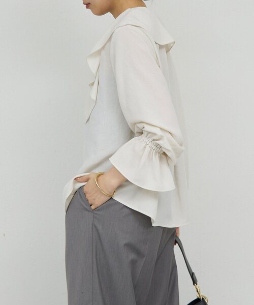 ★新品未使用★ガリャルダガランテ　ホワイトラッフルカラーブラウス GALLARDAGALANTE（ガリャルダガランテ）の「ラッフルカラーブラウス