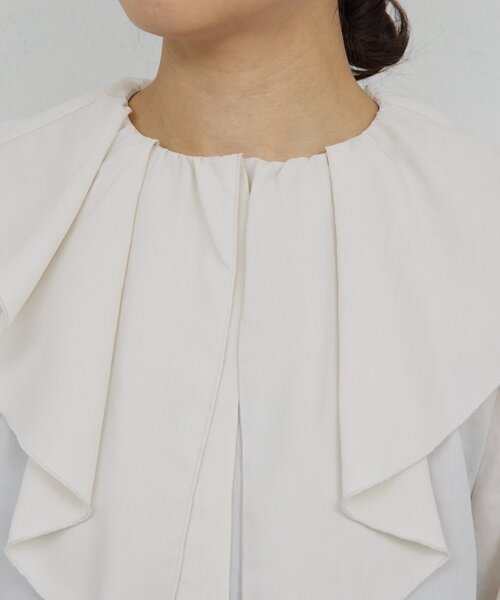 GALLARDAGALANTE（ガリャルダガランテ）の「ラッフルカラーブラウス（シャツ/ブラウス・レディース・オフホワイト/グレイッシュベージュ/ライトベージュ・FREE）」の14枚目の写真