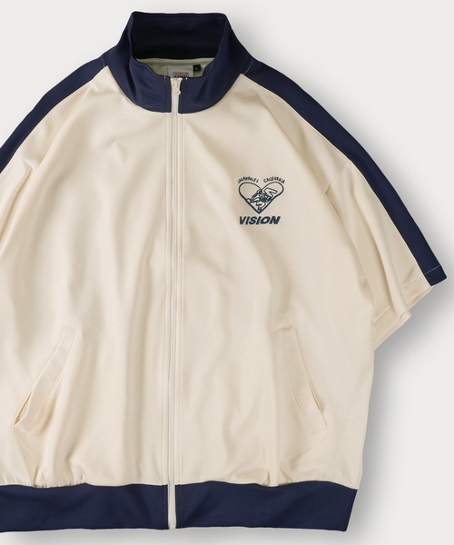 VISION STREET WEAR(ヴィジョンストリートウェア)の「【VISION STREET WEAR/ヴィジョンストリートウェア】ハート&ブランドロゴ ポンチ ワンポイント トラックジャケット/ラインジャージ(ジャージ・メンズ・ネイビー/グレー/オフホワイト/ブラック・M/L/XL)」の2枚目の写真