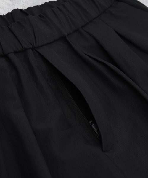 WHITE MOUNTAINEERING(ホワイトマウンテニアリング)の「【White Mountaineering】POLYESTER TAFFETA TAPERED EASY BK2471408(スラックス・メンズ・ブラック・1/2)」の6枚目の写真